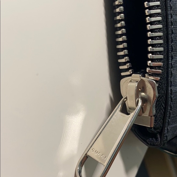 Authentic Gucci GG SUPREME MESSENGER BAG - Picture 6 of 7